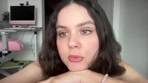 Snapshot of gia_is_horny chatting on 13, 12, 2024 The Queen of Squirt online show from 13, 12, 2024