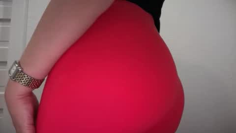 Snapshot of gia_is_horny chatting on 26, 3, 2026 The Queen of Squirt online show from 26, 3, 2026