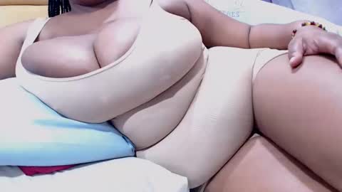 Snapshot of gianttitts chatting on 18, 5, 2026 gianttitts online show from 18, 5, 2026