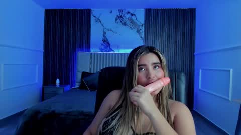 Snapshot of gigiidoll chatting on 22, 1, 2025 Gigi Doll online show from 22, 1, 2025