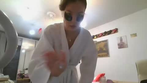 Snapshot of glitter_doll chatting on 10, 1, 2025 glitter_doll online show from 10, 1, 2025