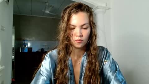 Snapshot of glitter_doll chatting on 28, 10, 2025 glitter_doll online show from 28, 10, 2025