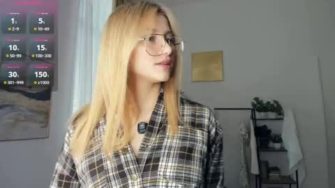 Snapshot of glossybabe_ chatting on 8, 5, 2026 Cherry online show from 8, 5, 2026