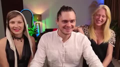   330 UTC2 girls   online show from 13, 12, 2024