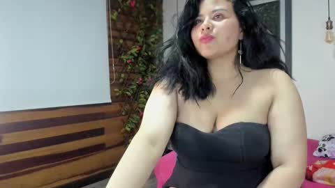 Snapshot of golden_ttania chatting on 5, 2, 2025 Tania online show from 5, 2, 2025