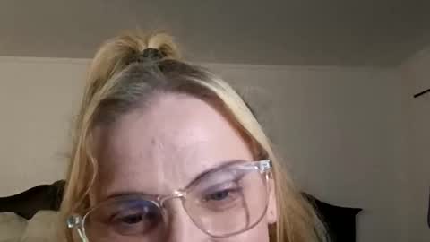 Snapshot of goldendoll1704 chatting on 8, 6, 2026 goldendoll1704 online show from 8, 6, 2026