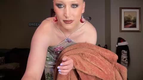 Snapshot of greenxxxqueen chatting on 17, 12, 2024 SexQueen Nikki online show from 17, 12, 2024