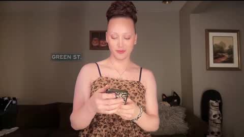 Snapshot of greenxxxqueen chatting on 30, 1, 2025 SexQueen Nikki online show from 30, 1, 2025