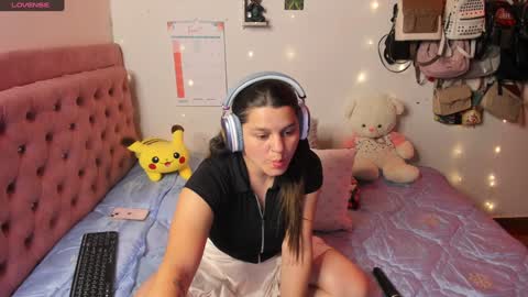 Hello Im Julieta Im 25 years old welcome to my room have fun and be happy. online show from 21, 1, 2025