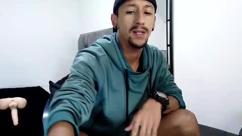 Snapshot of guykarim chatting on 28, 1, 2025 karim online show from 28, 1, 2025