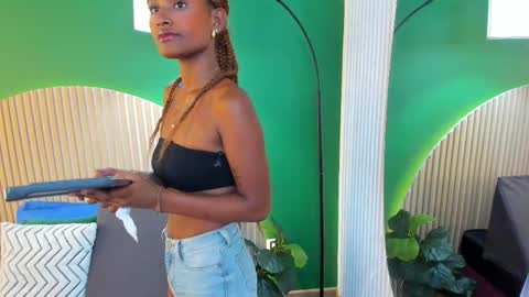 Halley Lorens online show from 27, 9, 2025