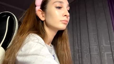 Snapshot of halliemcanaw chatting on 2, 11, 2025 Holly online show from 2, 11, 2025