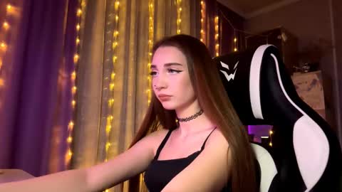 Snapshot of halliemcanaw chatting on 17, 12, 2025 Holly online show from 17, 12, 2025