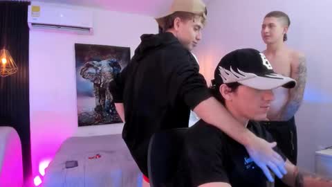 Snapshot of handsomeboys19 chatting on 20, 11, 2025 leonardfarrucknick and otis online show from 20, 11, 2025