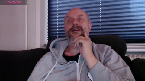 Snapshot of hardmrlazy chatting on 12, 10, 2025 MrLazy online show from 12, 10, 2025