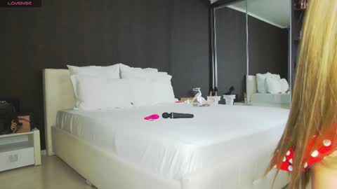 Snapshot of hefner_girl chatting on 3, 11, 2025 Helen online show from 3, 11, 2025