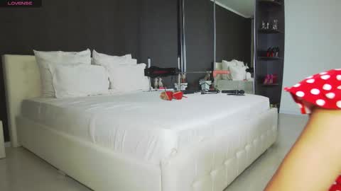 Snapshot of hefner_girl chatting on 9, 11, 2025 Helen online show from 9, 11, 2025