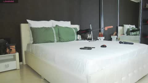 Snapshot of hefner_girl chatting on 14, 11, 2025 Helen online show from 14, 11, 2025