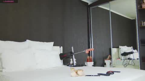 Snapshot of hefner_girl chatting on 21, 11, 2025 Helen online show from 21, 11, 2025