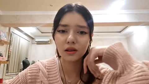 Snapshot of helgakraszewski chatting on 8, 11, 2025 Alice online show from 8, 11, 2025