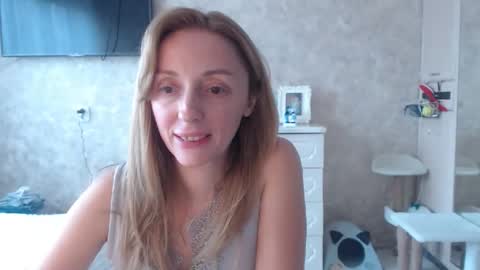 Snapshot of hellokittykaty chatting on 15, 10, 2025 Victory online show from 15, 10, 2025