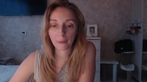 Snapshot of hellokittykaty chatting on 13, 11, 2025 Victory online show from 13, 11, 2025