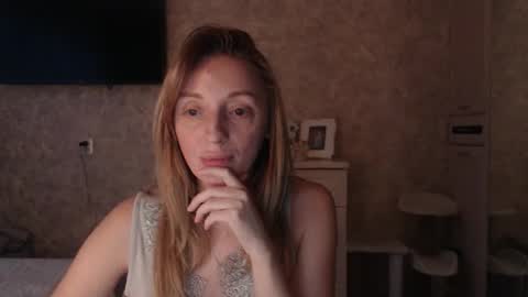 Snapshot of hellokittykaty chatting on 28, 11, 2025 Victory online show from 28, 11, 2025