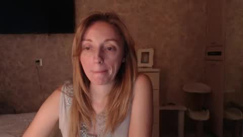 Snapshot of hellokittykaty chatting on 1, 12, 2025 Victory online show from 1, 12, 2025