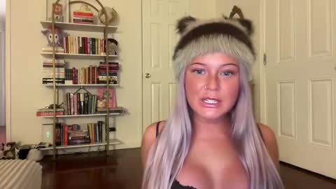 Snapshot of hellokittyluverr chatting on 4, 11, 2025 hellokittyluverr online show from 4, 11, 2025