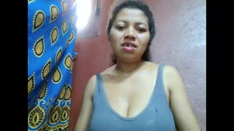 Snapshot of henitsaldy chatting on 5, 10, 2025 henitsaldy online show from 5, 10, 2025