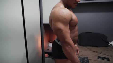 Snapshot of henrimusclee chatting on 4, 10, 2025 Henri online show from 4, 10, 2025