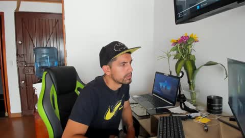 Snapshot of hetero27cum chatting on 10, 12, 2024 Euphoria Boys online show from 10, 12, 2024