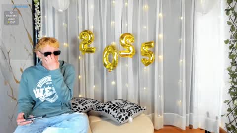 Snapshot of hetero27cum chatting on 6, 1, 2025 Euphoria Boys online show from 6, 1, 2025
