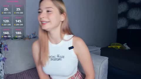 Snapshot of hidden_charm chatting on 6, 10, 2025 Elizabeth online show from 6, 10, 2025