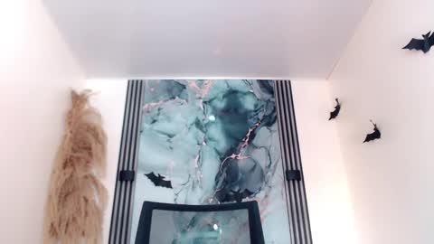 Hilary Avilan online show from 4, 11, 2025