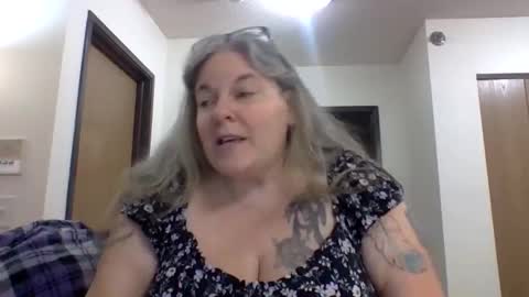 hippysnewhere online show from 29, 4, 2026