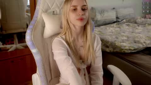 Holly online show from 8, 4, 2026