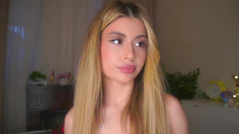 Snapshot of holayoula chatting on 24, 4, 2026 Moni Monica online show from 24, 4, 2026