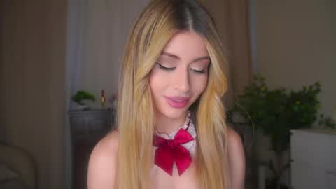 Snapshot of holayoula chatting on 1, 5, 2026 Moni Monica online show from 1, 5, 2026