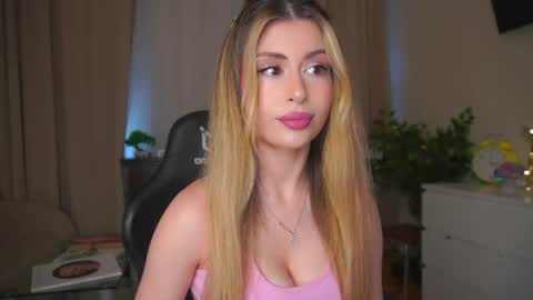 Snapshot of holayoula chatting on 24, 5, 2026 Moni Monica online show from 24, 5, 2026
