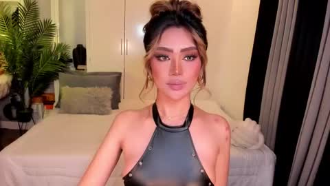 Snapshot of holee_laura chatting on 30, 10, 2025 Ms. Laura online show from 30, 10, 2025