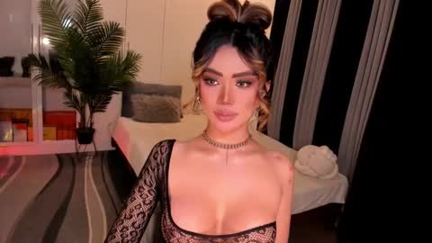 Snapshot of holee_laura chatting on 28, 11, 2025 Ms. Laura online show from 28, 11, 2025