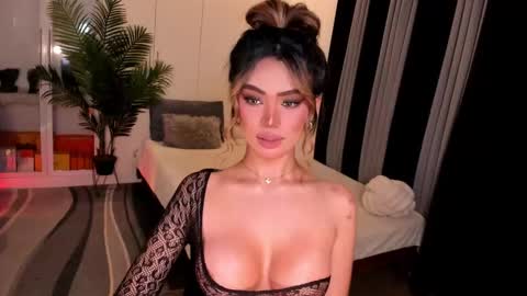 Snapshot of holee_laura chatting on 29, 11, 2025 Ms. Laura online show from 29, 11, 2025