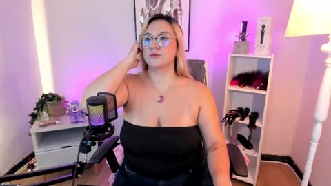 Hollie online show from 6, 4, 2026