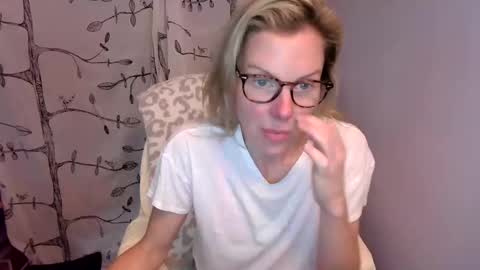 holly_bourbon online show from 10, 6, 2026