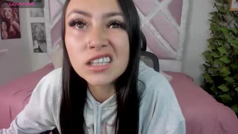 Snapshot of holly_rose69 chatting on 28, 11, 2025 Holly online show from 28, 11, 2025