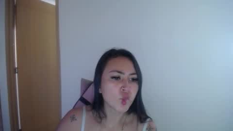 Snapshot of holly_rose69 chatting on 15, 12, 2025 Holly online show from 15, 12, 2025