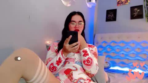 Snapshot of holly_sunshine69 chatting on 25, 4, 2026 Apple online show from 25, 4, 2026