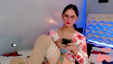 Snapshot of holly_sunshine69 chatting on 4, 6, 2026 Apple online show from 4, 6, 2026
