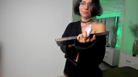 hollypeach_ online show from 13, 11, 2025